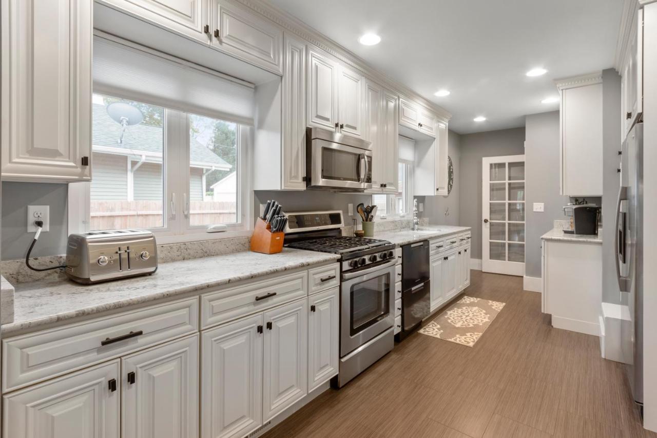 Gorgeous Downtown Bungalow, Walk Everywhere!!! بحيرة جنيف المظهر الخارجي الصورة